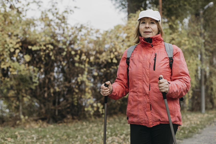 Donna Che Pratica Nordic Walking In Inverno