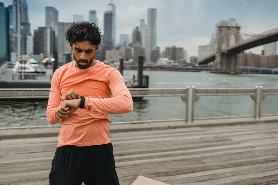Uomo Che Si Allena Durante La Pausa Pranzo