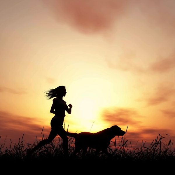 donna che corre con il cane