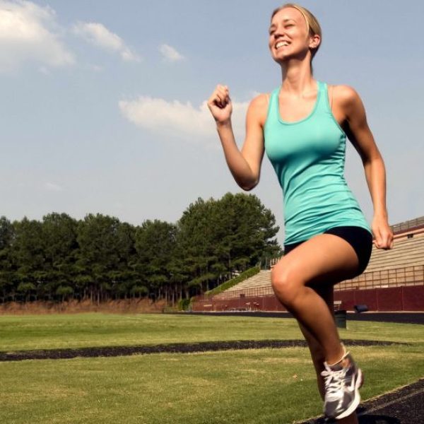 smiling-young-woman-was-jogging-with-a-high-legged-technique-e1430133662912-725x544