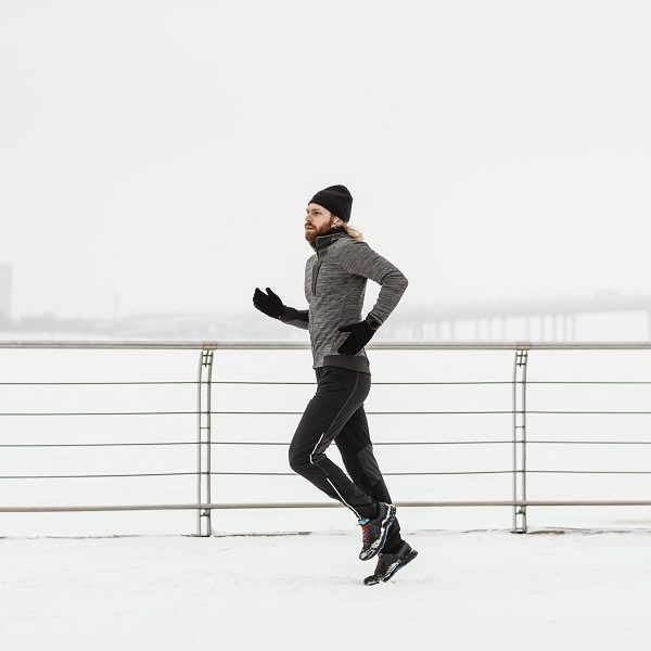 Uomo Che Corre Indossando Guanti Da Running